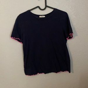 Super cute top. Size extra small. In great condition.